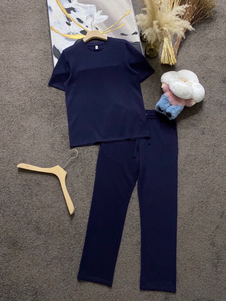 Loro Piana 诺悠翩雅L/SS最新款莱赛尔天丝短袖圆领套装，以意大利古里亚海岸晨间的自然色调展现