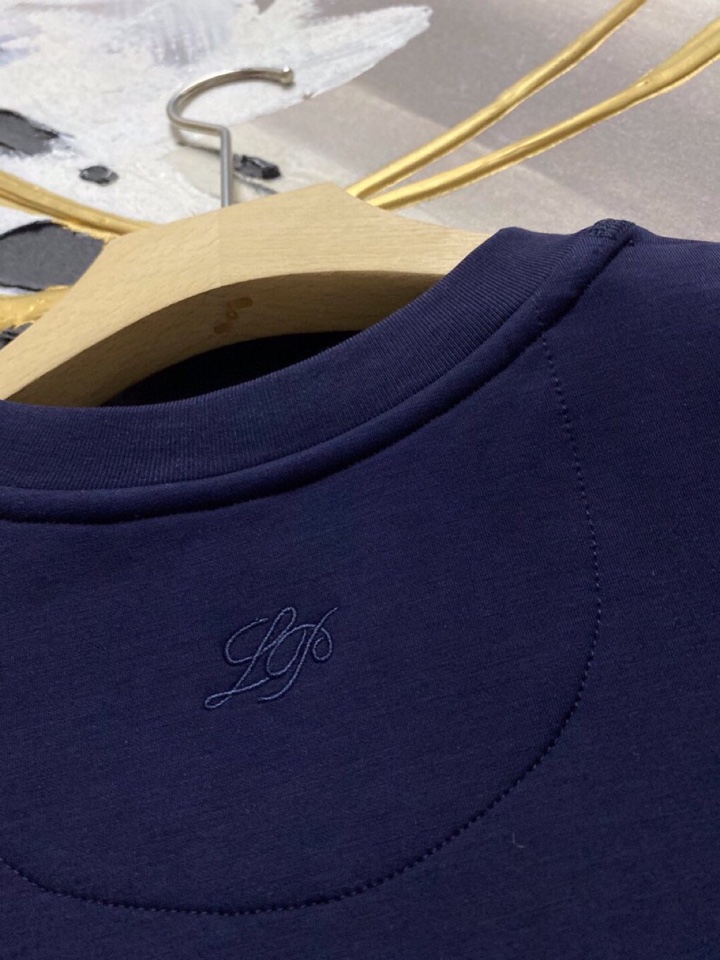 Loro Piana 诺悠翩雅L/SS最新款莱赛尔天丝短袖圆领套装，以意大利古里亚海岸晨间的自然色调展现