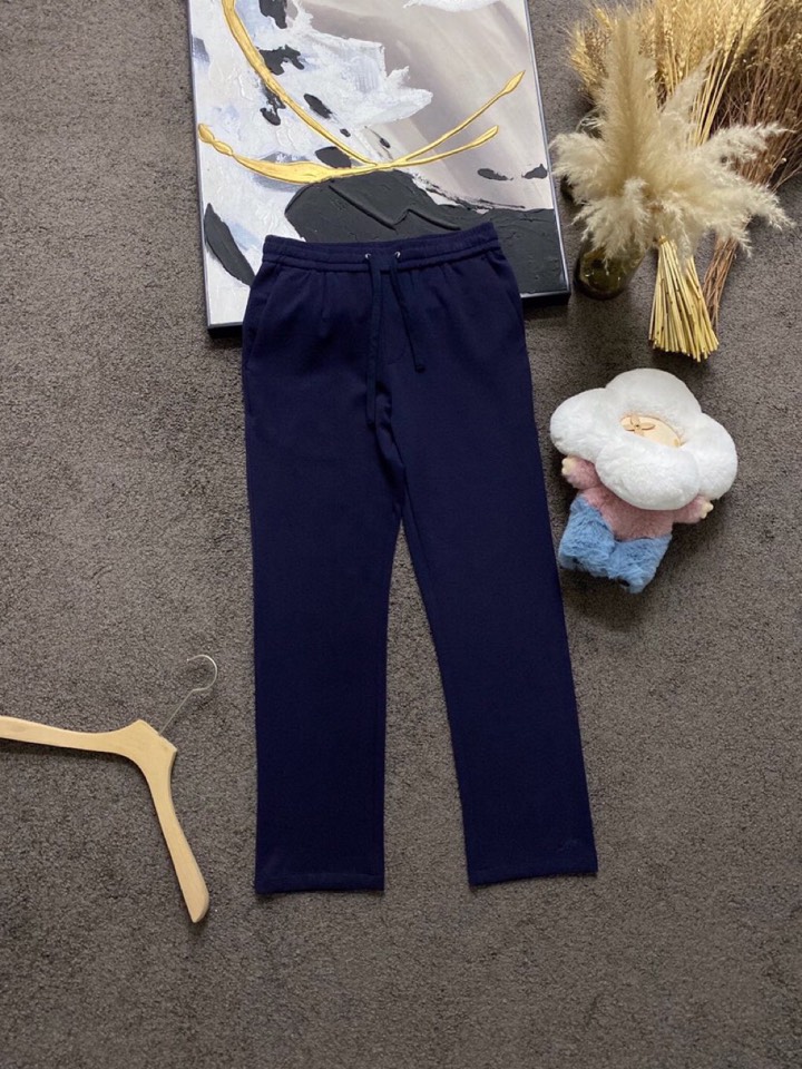 Loro Piana 诺悠翩雅L/SS最新款莱赛尔天丝短袖圆领套装，以意大利古里亚海岸晨间的自然色调展现