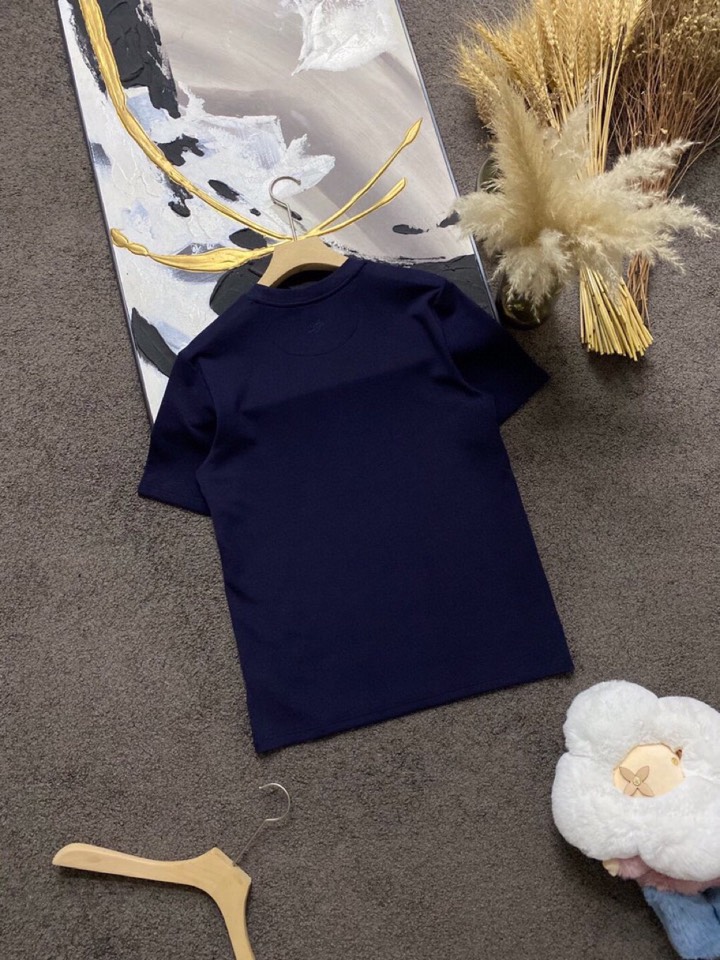 Loro Piana 诺悠翩雅L/SS最新款莱赛尔天丝短袖圆领套装，以意大利古里亚海岸晨间的自然色调展现