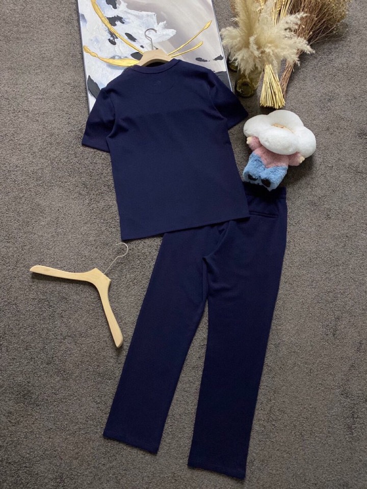 Loro Piana 诺悠翩雅L/SS最新款莱赛尔天丝短袖圆领套装，以意大利古里亚海岸晨间的自然色调展现