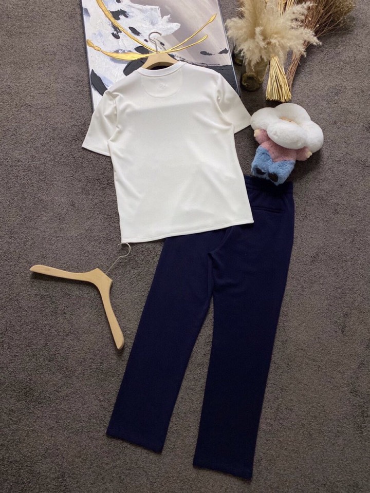 Loro Piana 诺悠翩雅L/SS最新款莱赛尔天丝短袖圆领套装，以意大利古里亚海岸晨间的自然色调展现