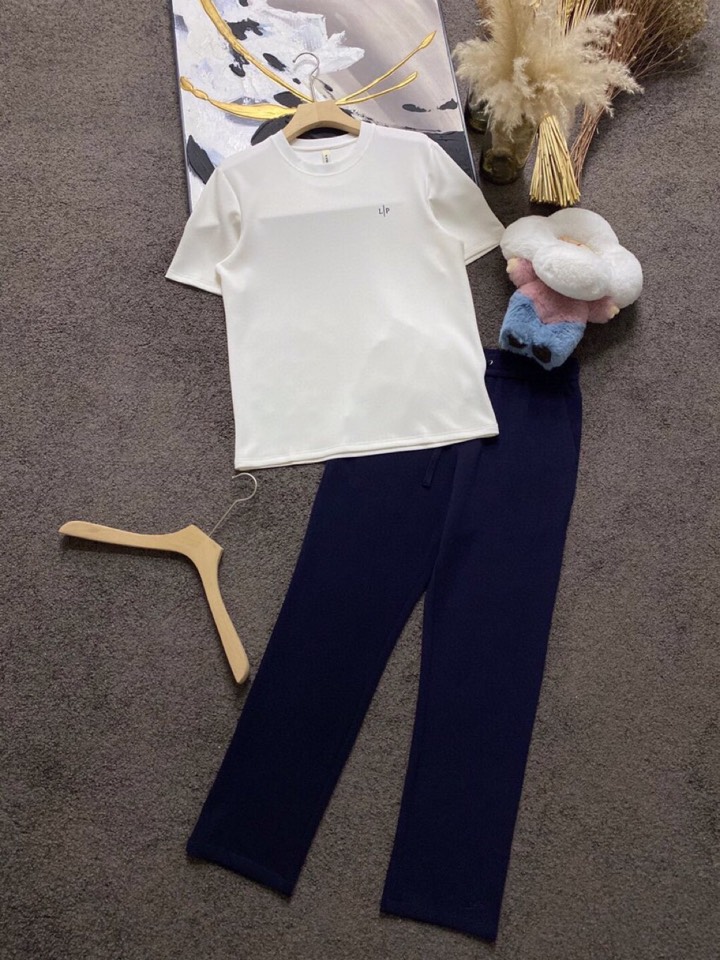 Loro Piana 诺悠翩雅L/SS最新款莱赛尔天丝短袖圆领套装，以意大利古里亚海岸晨间的自然色调展现