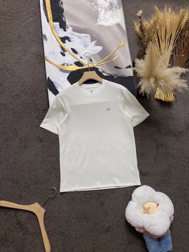 Loro Piana 诺悠翩雅L/SS最新款莱赛尔天丝短袖圆领套装，以意大利古里亚海岸晨间的自然色调展现