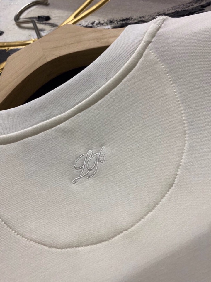 Loro Piana 诺悠翩雅L/SS最新款莱赛尔天丝短袖圆领套装，以意大利古里亚海岸晨间的自然色调展现