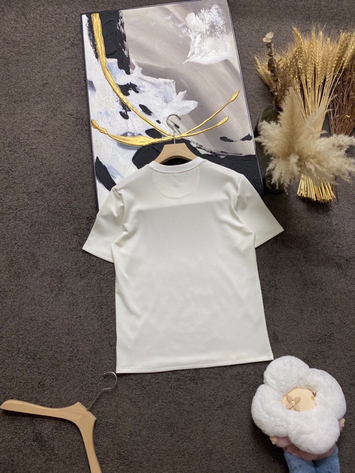 Loro Piana 诺悠翩雅L/SS最新款莱赛尔天丝短袖圆领套装，以意大利古里亚海岸晨间的自然色调展现