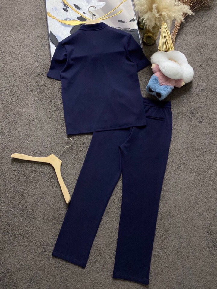 Loro Piana 诺悠翩雅L/SS最新莱赛尔天丝短袖翻领套装，以意大利古里亚海岸晨光的自然色调展现休