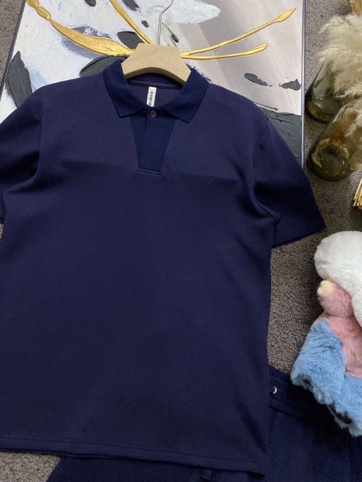 Loro Piana 诺悠翩雅L/SS最新莱赛尔天丝短袖翻领套装，以意大利古里亚海岸晨光的自然色调展现休