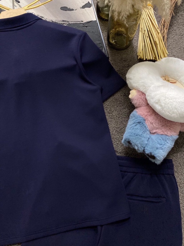 Loro Piana 诺悠翩雅L/SS最新莱赛尔天丝短袖翻领套装，以意大利古里亚海岸晨光的自然色调展现休