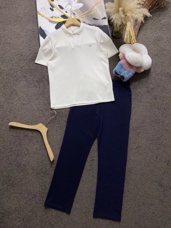 Loro Piana 诺悠翩雅L/SS最新莱赛尔天丝短袖翻领套装，以意大利古里亚海岸晨光的自然色调展现休