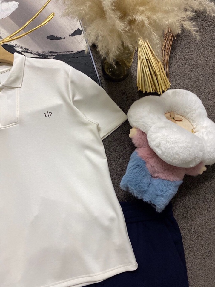 Loro Piana 诺悠翩雅L/SS最新莱赛尔天丝短袖翻领套装，以意大利古里亚海岸晨光的自然色调展现休