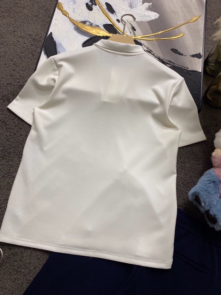 Loro Piana 诺悠翩雅L/SS最新莱赛尔天丝短袖翻领套装，以意大利古里亚海岸晨光的自然色调展现休