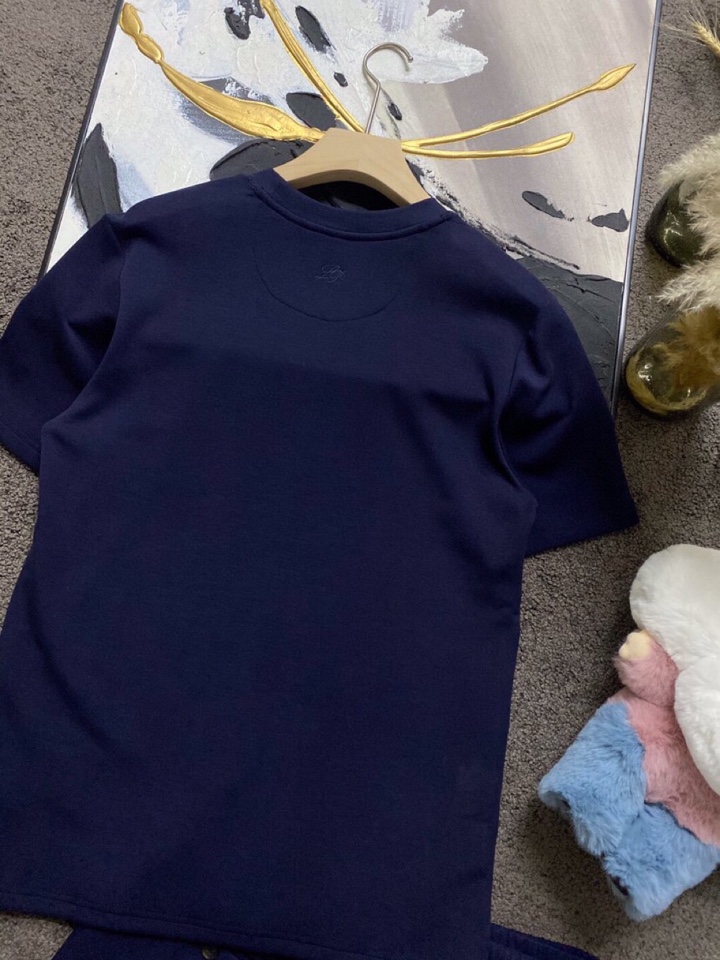 Loro Piana 诺悠翩雅L/SS最新款莱赛尔天丝短袖短裤圆领套装，以意大利古里亚海岸晨间的自然色调