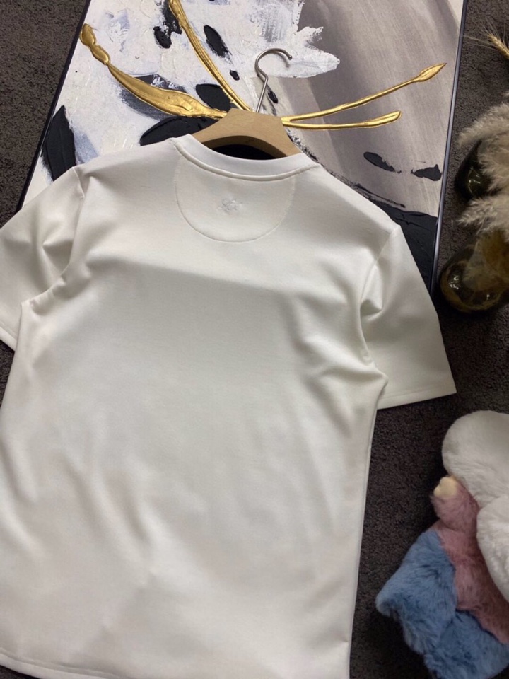 Loro Piana 诺悠翩雅L/SS最新款莱赛尔天丝短袖短裤圆领套装，以意大利古里亚海岸晨间的自然色调