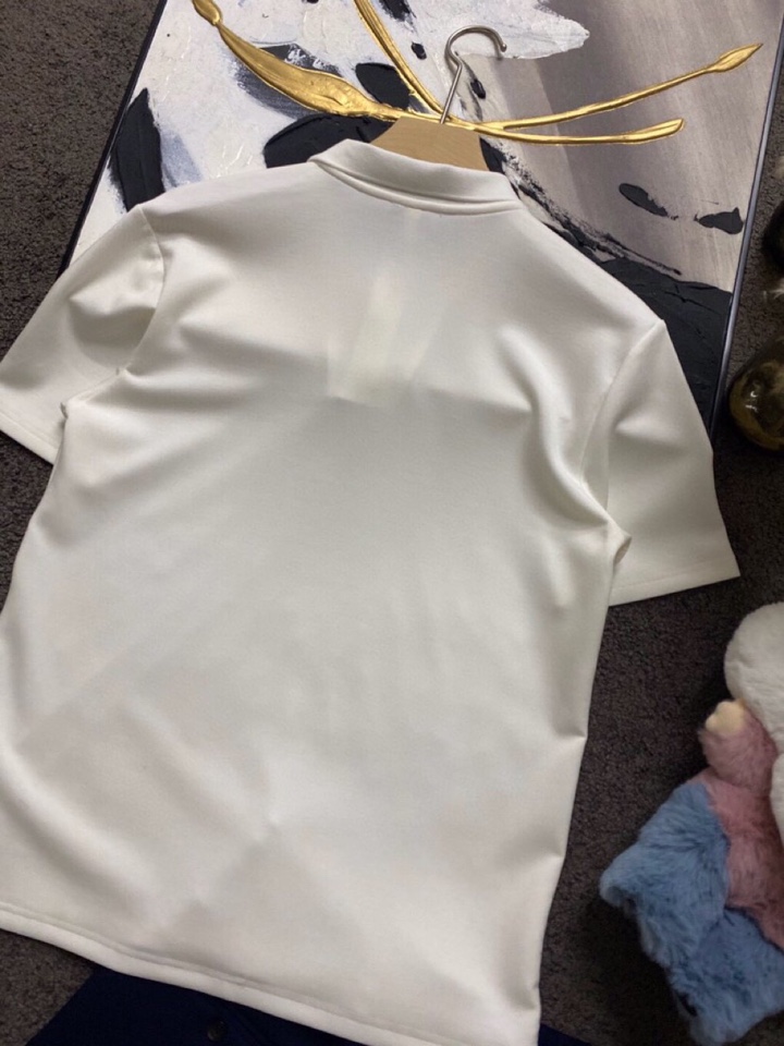 Loro Piana 诺悠翩雅L/SS最新莱赛尔天丝短袖短裤翻领套装，以意大利古里亚海岸晨光的自然色调展