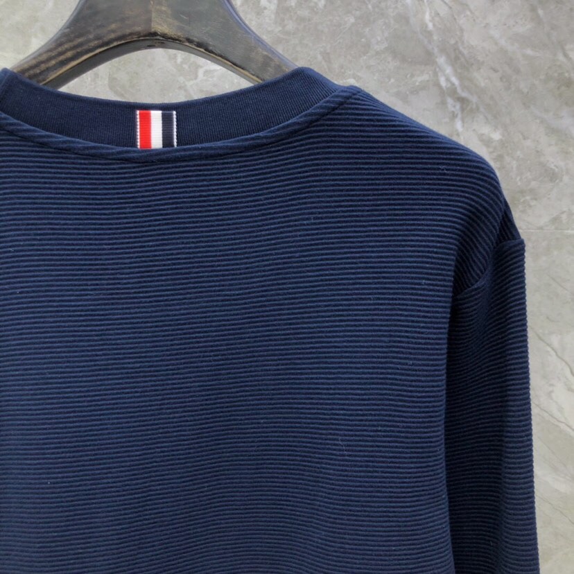 THOM BROWNE 汤姆布朗 “永不过时” TB水波纹色织经典圆领卫衣 可配套装\n码数：1-4 颜