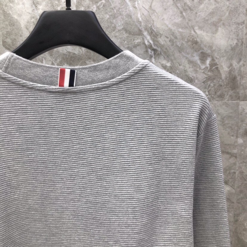 THOM BROWNE 汤姆布朗 “永不过时” TB水波纹色织经典圆领卫衣 可配套装\n码数：1-4 颜