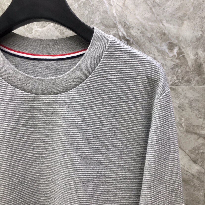 THOM BROWNE 汤姆布朗 “永不过时” TB水波纹色织经典圆领卫衣 可配套装\n码数：1-4 颜