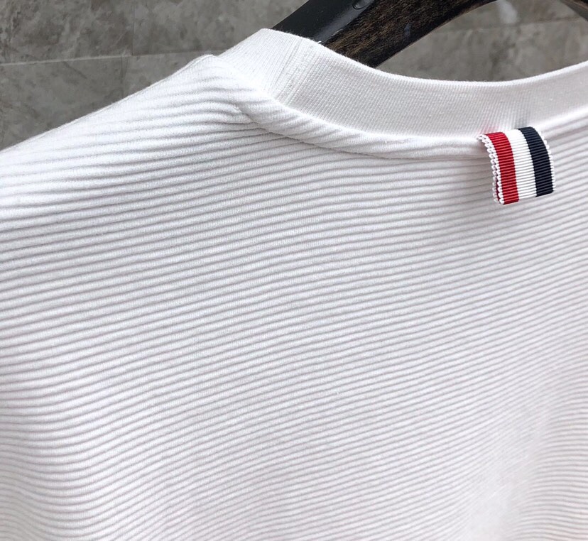 THOM BROWNE 汤姆布朗 “永不过时” TB水波纹色织经典圆领卫衣 可配套装\n码数：1-4 颜