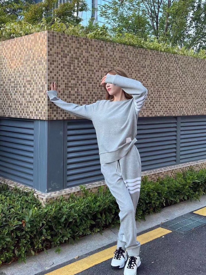 THOM BROWNE 汤姆布朗 “永不过时” TB水波纹色织经典卫衣圆领套装，男女同款情侣款\n码数：