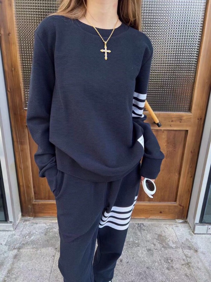 THOM BROWNE 汤姆布朗 “永不过时” TB水波纹色织经典卫衣圆领套装，男女同款情侣款\n码数：