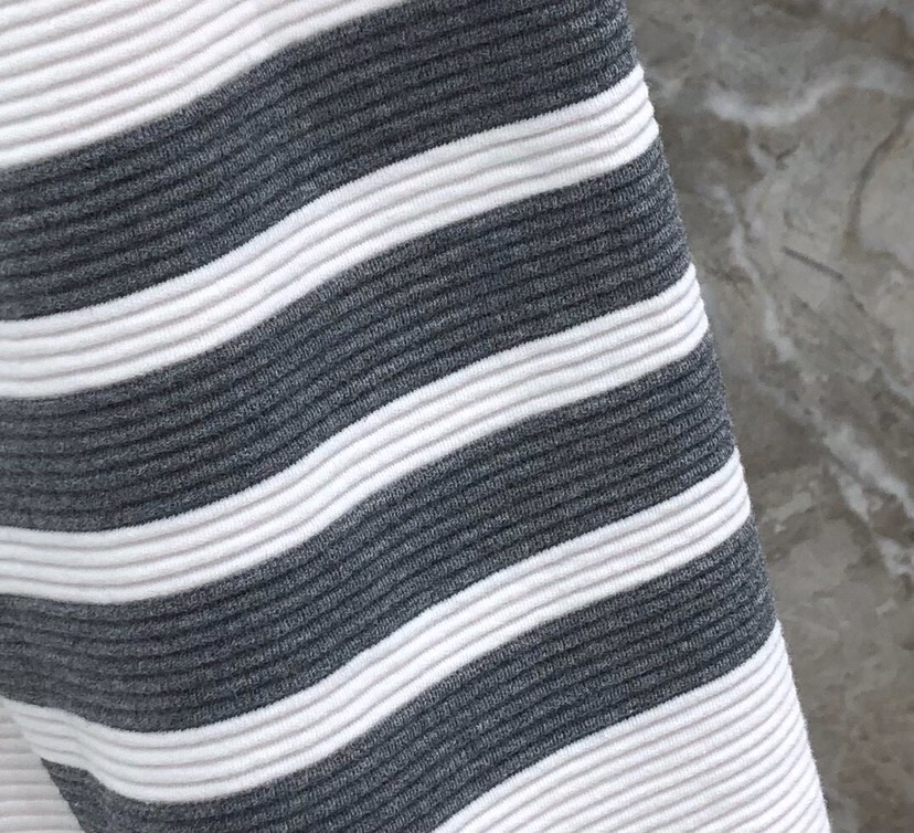 THOM BROWNE 汤姆布朗 “永不过时” TB水波纹色织经典卫衣圆领套装，男女同款情侣款\n码数：