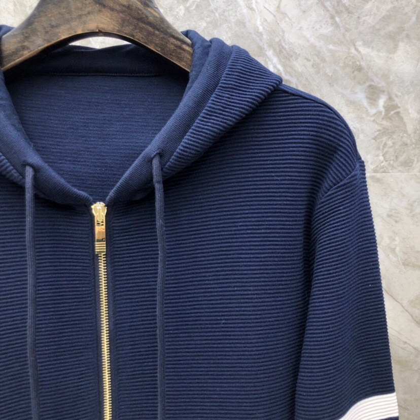 THOM BROWNE 汤姆布朗 TB 水波纹色织经典拉链外套，男女同款情侣款卫衣开衫夹克外套\n码数：