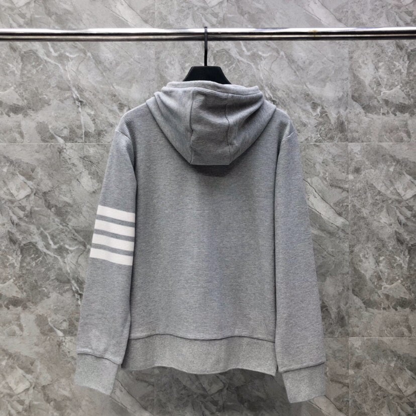 THOM BROWNE 汤姆布朗 TB 水波纹色织经典拉链外套，男女同款情侣款卫衣开衫夹克外套\n码数：