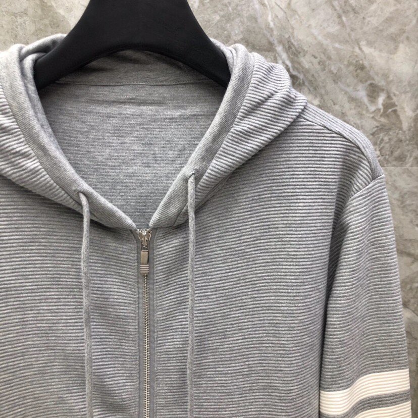 THOM BROWNE 汤姆布朗 TB 水波纹色织经典拉链外套，男女同款情侣款卫衣开衫夹克外套\n码数：