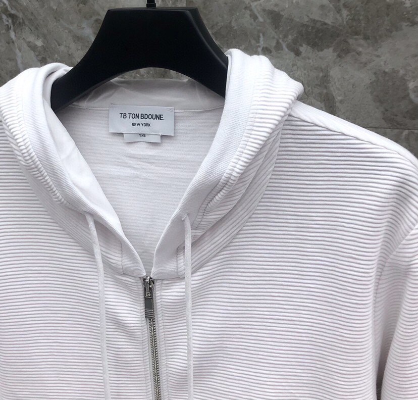 THOM BROWNE 汤姆布朗 TB 水波纹色织经典拉链外套，男女同款情侣款卫衣开衫夹克外套\n码数：