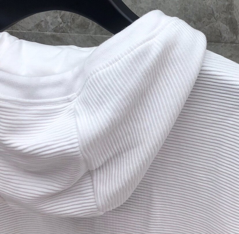 THOM BROWNE 汤姆布朗 TB 水波纹色织经典拉链外套，男女同款情侣款卫衣开衫夹克外套\n码数：