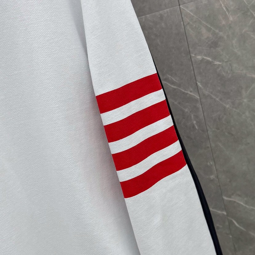 THOM BROWNE 汤姆布朗 TB新版前后拼色红四杠系列【卫衣】 男女同款情侣款圆领卫衣，可配套装\