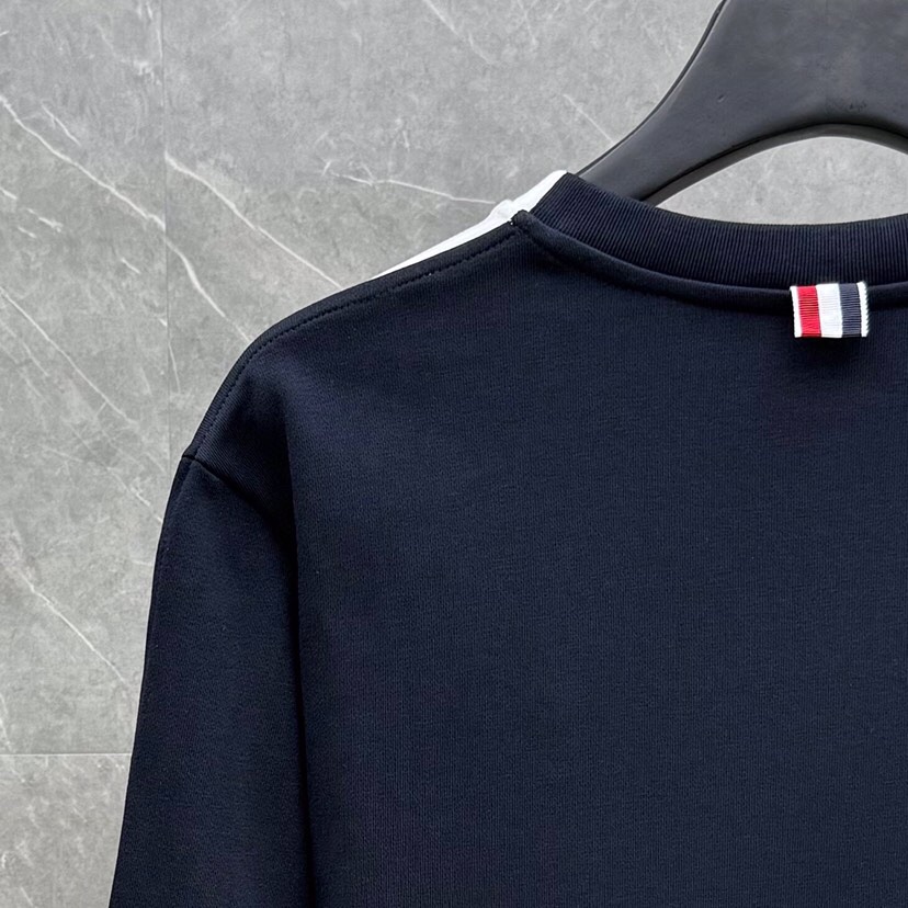 THOM BROWNE 汤姆布朗 TB新版前后拼色红四杠系列【卫衣】 男女同款情侣款圆领卫衣，可配套装\