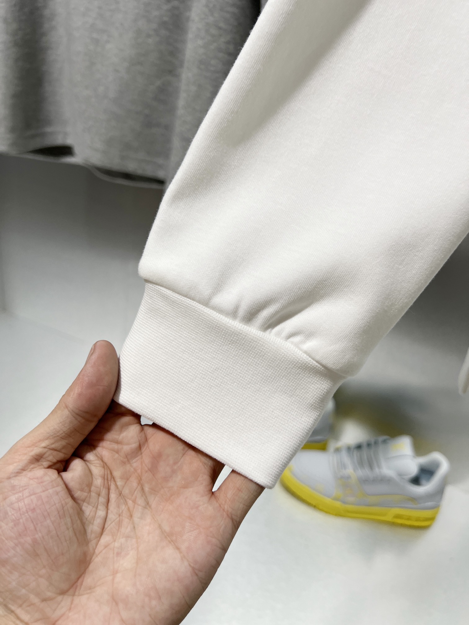 Louis Vuitton Suéter de Manga Larga con Diseño Estampado Bordado para Hombre 9 i1756485228 1301 6