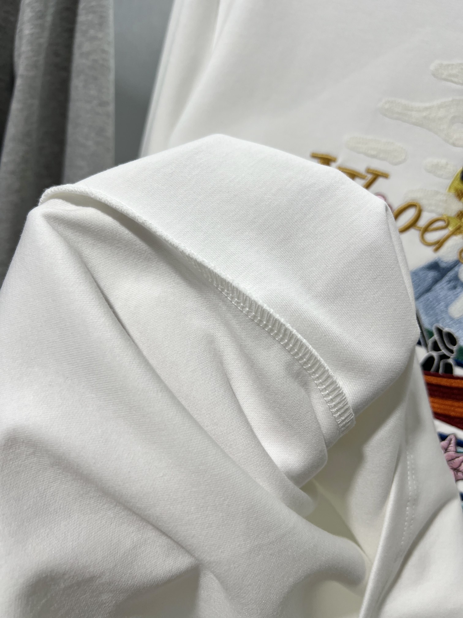 Louis Vuitton Suéter de Manga Larga con Diseño Estampado Bordado para Hombre 8 i1756485228 3505 5