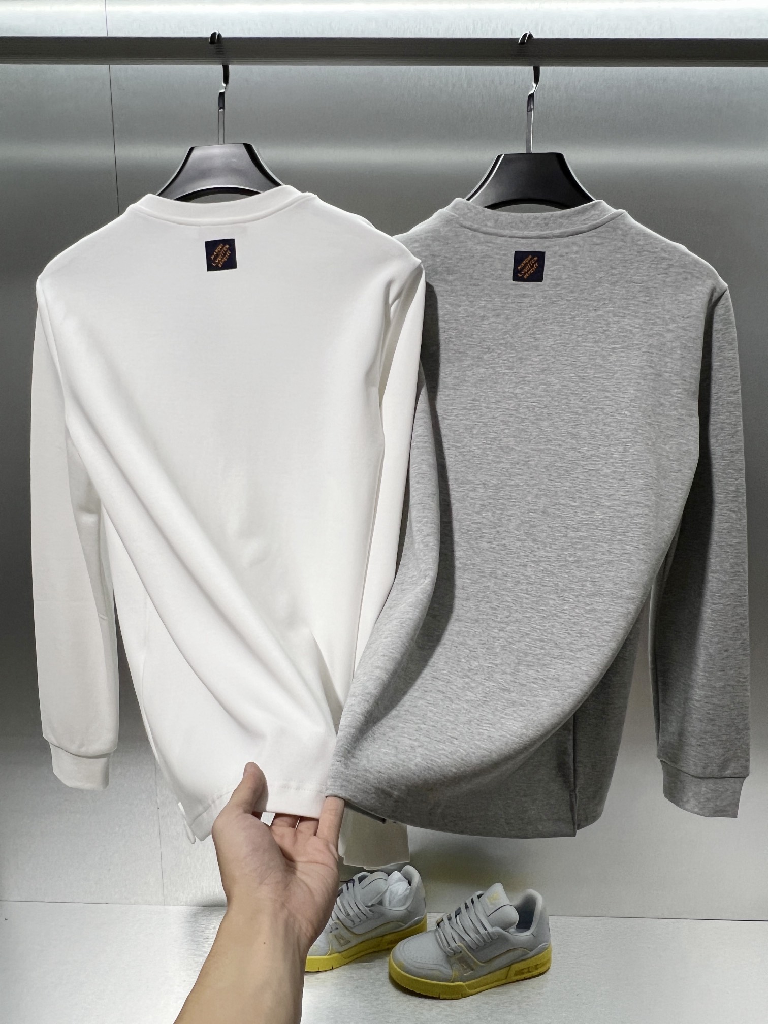 Louis Vuitton Suéter de Manga Larga con Diseño Estampado Bordado para Hombre 10 i1756485228 4777 7