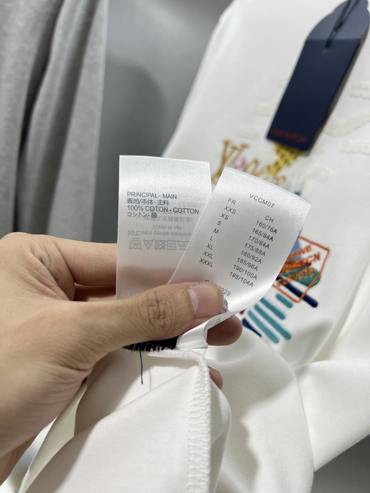 Louis Vuitton Suéter de Manga Larga con Diseño Estampado Bordado para Hombre 7 i1756485228 489 4