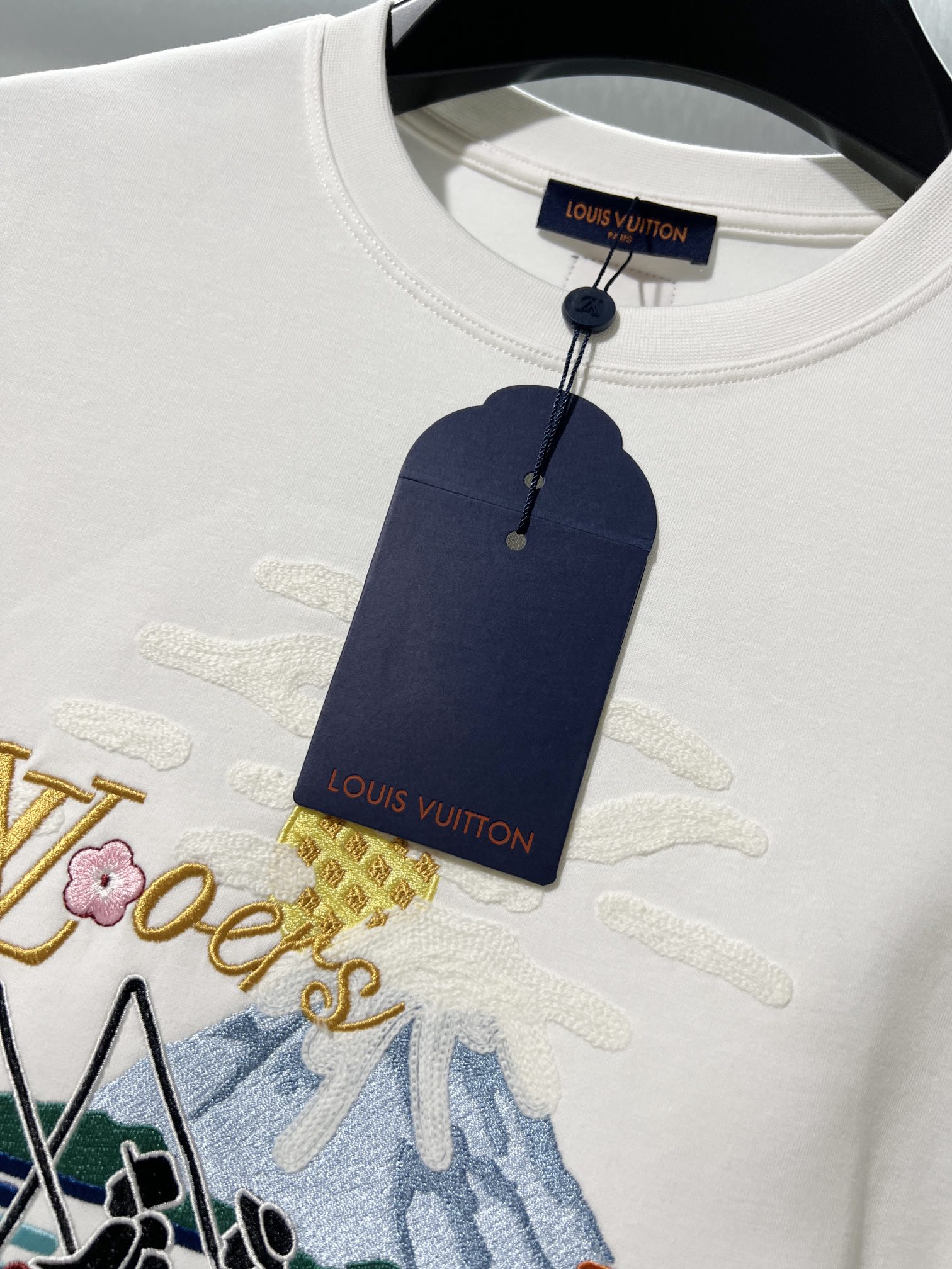 Louis Vuitton Suéter de Manga Larga con Diseño Estampado Bordado para Hombre 6 i1756485228 5522 3