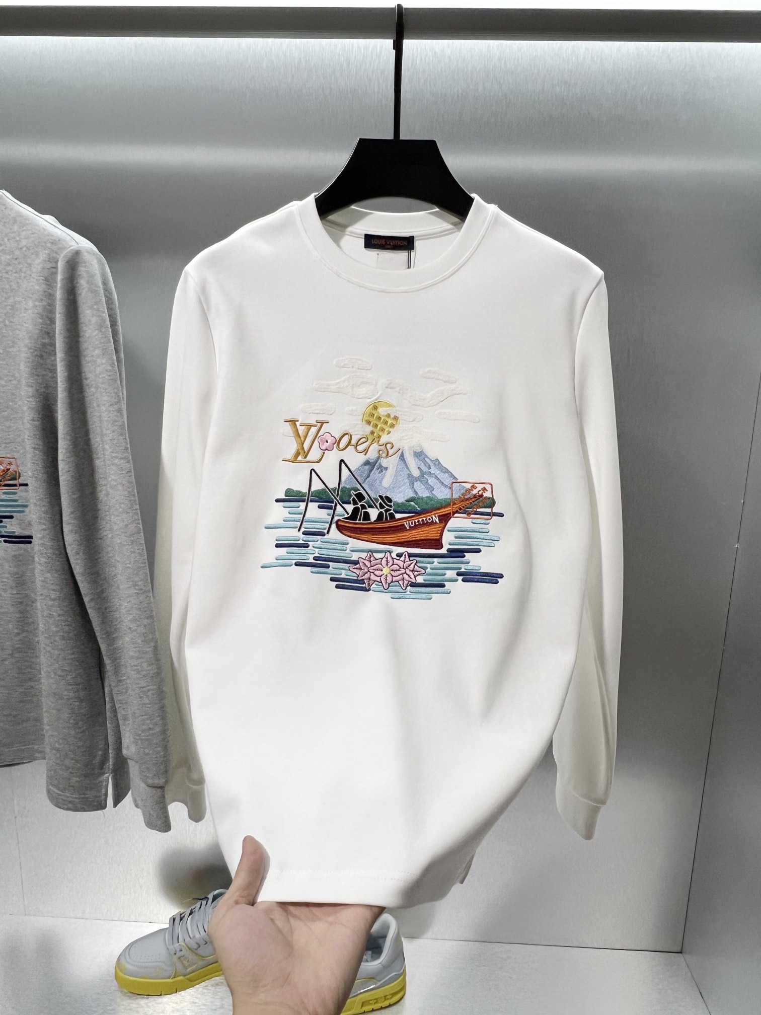 Louis Vuitton Suéter de Manga Larga con Diseño Estampado Bordado para Hombre 3 i1756485228 5532 0