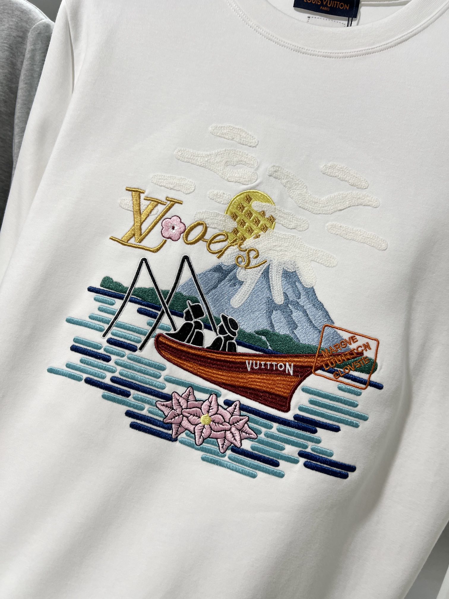 Louis Vuitton Suéter de Manga Larga con Diseño Estampado Bordado para Hombre 4 i1756485228 6169 1