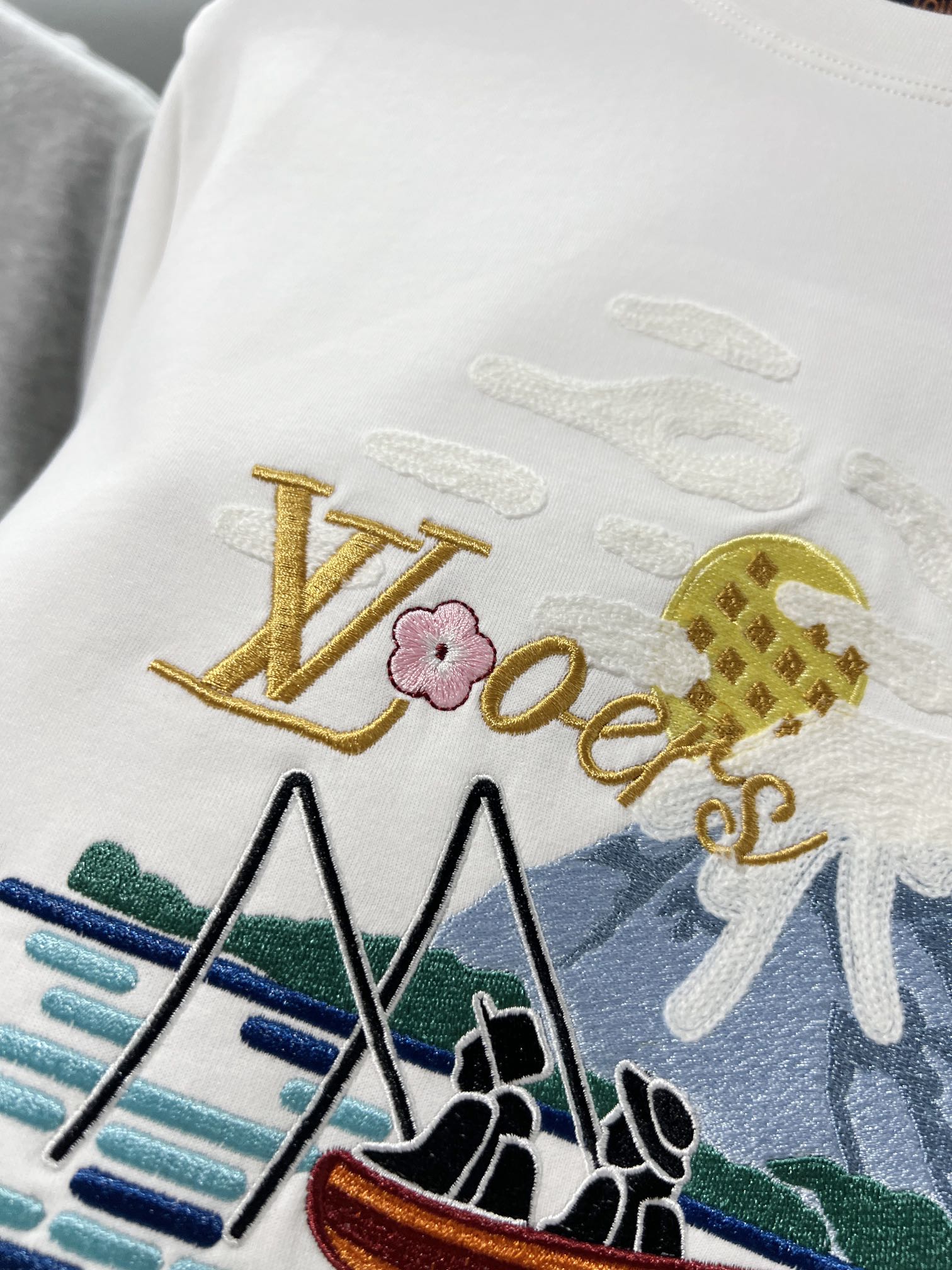 Louis Vuitton Suéter de Manga Larga con Diseño Estampado Bordado para Hombre 5 i1756485228 7622 2