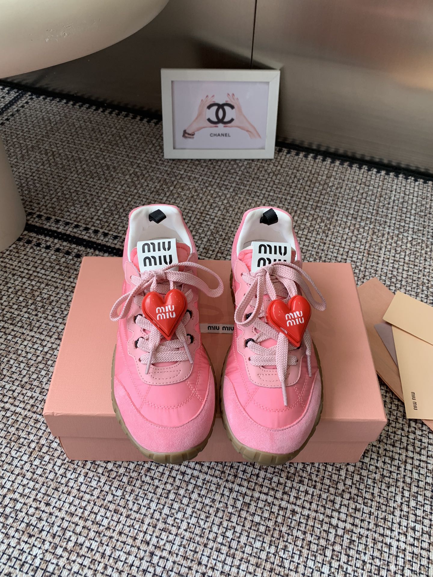 NO:511693,Accessories 60 MiuMiu 25ss Spring and summer new style Cookie shoes Forrest Gump shoes Casual sneakers Miumiu latest hit Avant-garde and bold design Miu Miu style is integrated into the simple lines of this thick-soled canvas sneaker Chic logo adorned on the tongue and back Embellished retro design Add iconic elements Thick-soled design defines avant-garde modern style Original custom fabric / beef velvet Inside original imported soft lamb wool Original open mold anti-slip rubber outsole Size 35-40 (40 custom made without return), casual shoes / sneakers, miumiu, sneakers19860909配饰60 MiuMiu 缪缪 25ss 春夏新款 饼干鞋 阿甘鞋休闲运动鞋 miumiu最新爆款 前卫大胆的设计 Miu Miu风格融于此款厚底帆布运动鞋的简约线条 别致徽标饰于鞋舌与背面 点缀复古设计 平添标志性元素 厚底设计定义前卫的现代风格 面料原版定制布料/牛反绒 内里原版进口柔软羊羔毛 原版开模防滑橡胶大底 码数35-40（40定做不退换）,休闲鞋/运动鞋,miumiu,sneakers,Women's Shoes