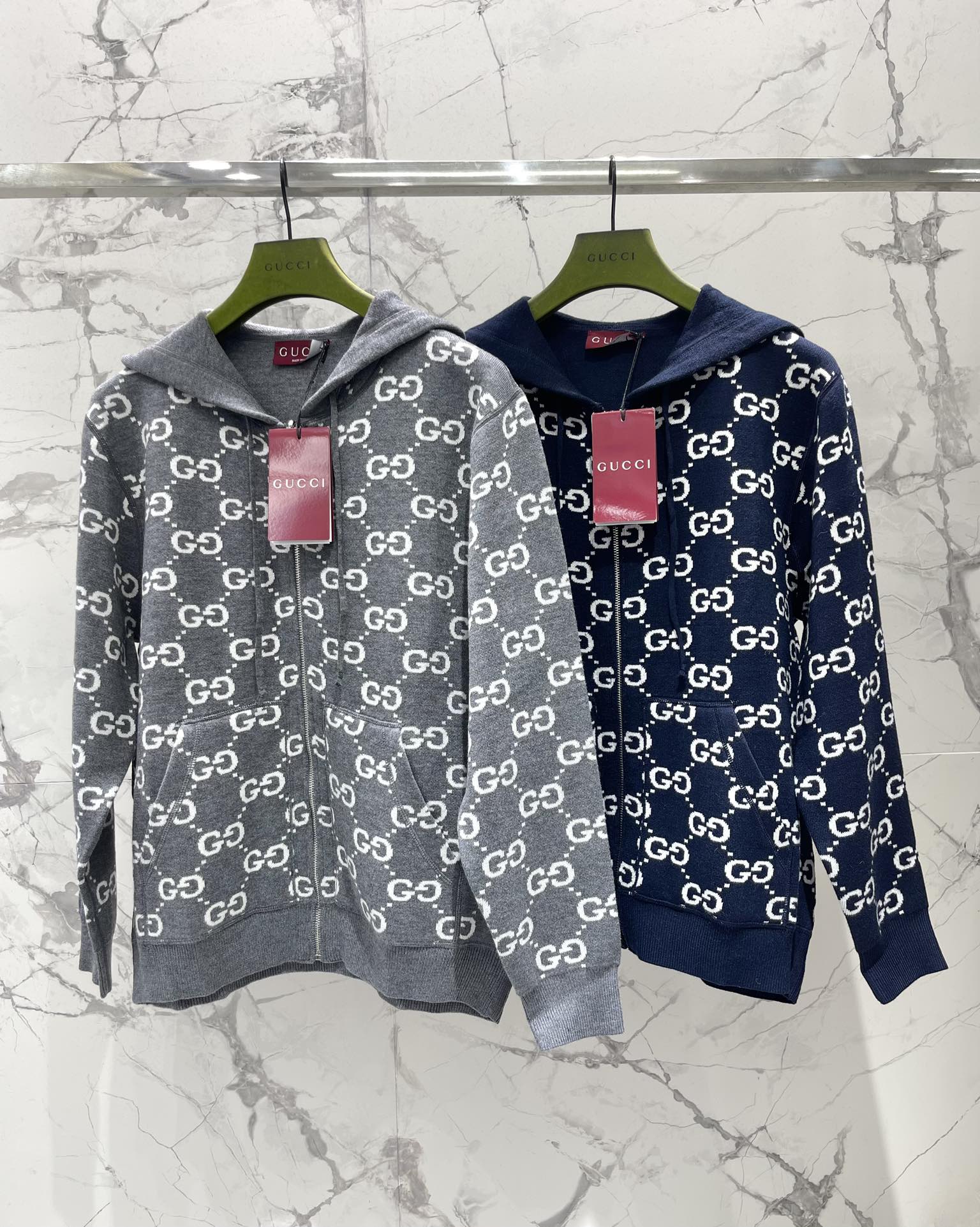 Veste à capuche zippée en laine double face à motif GG Gucci pour femme