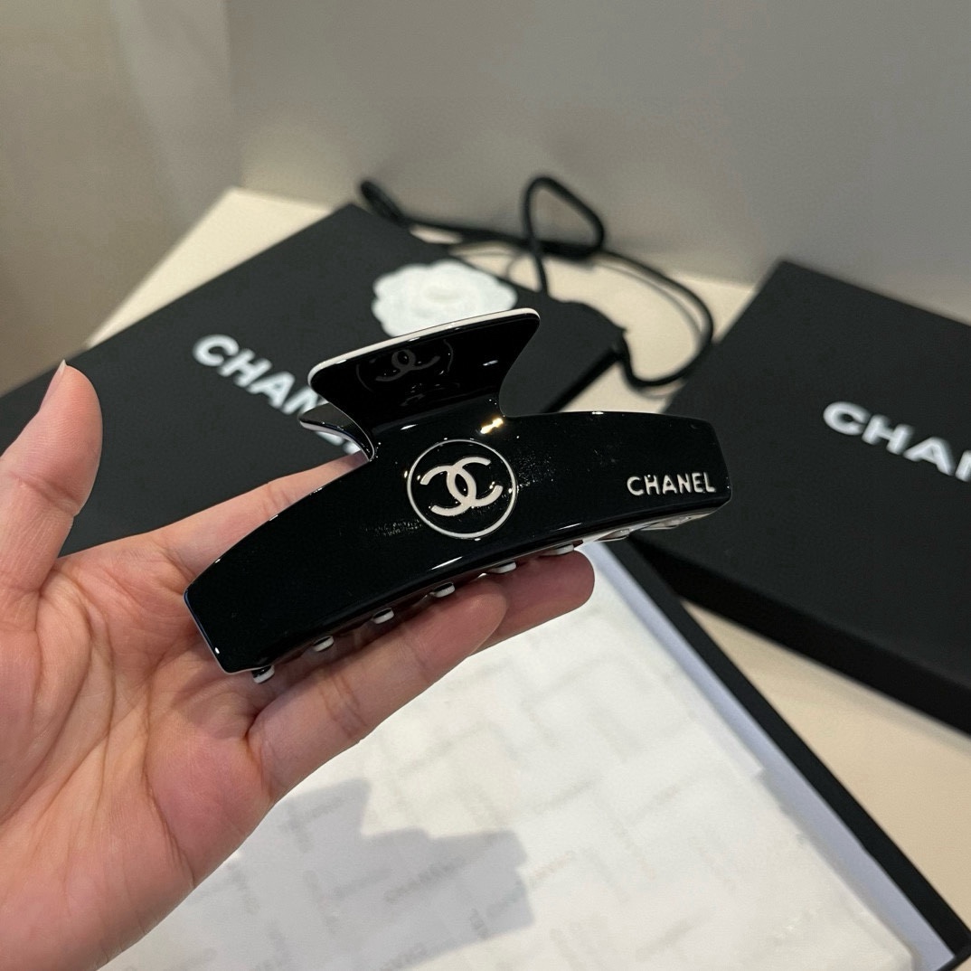 🆕

Chanel香奈儿发箍 经典小香发夹
