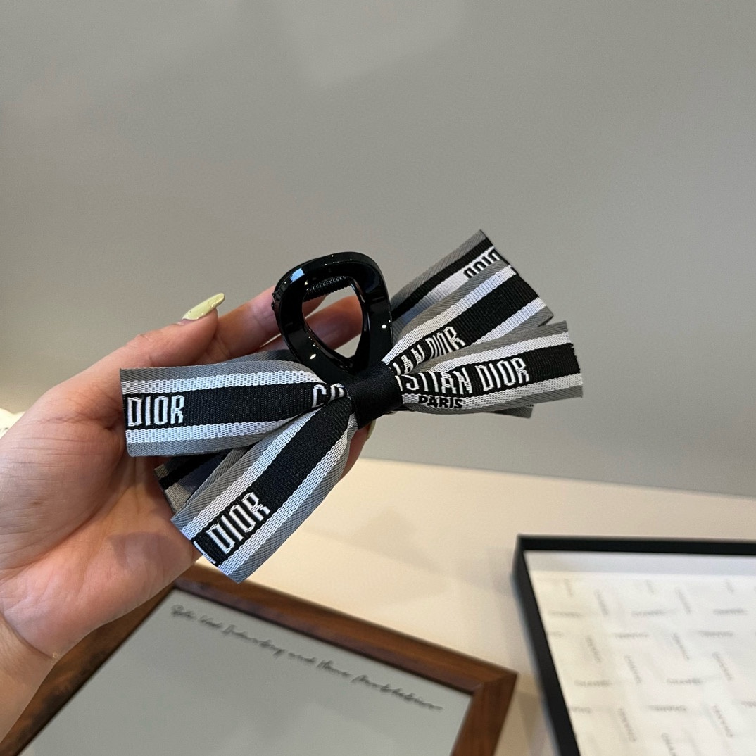 🆕

DIOR迪奥新款发夹