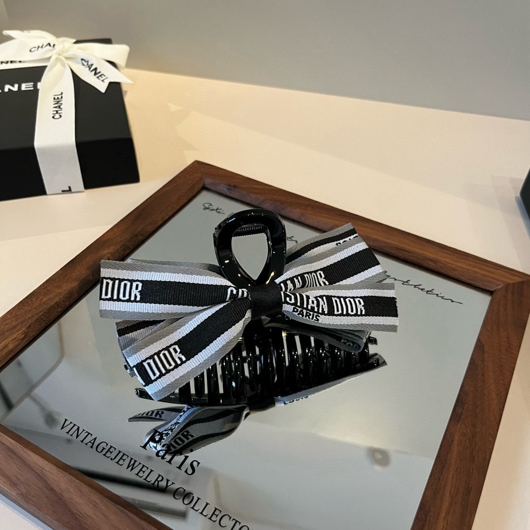 🆕

DIOR迪奥新款发夹