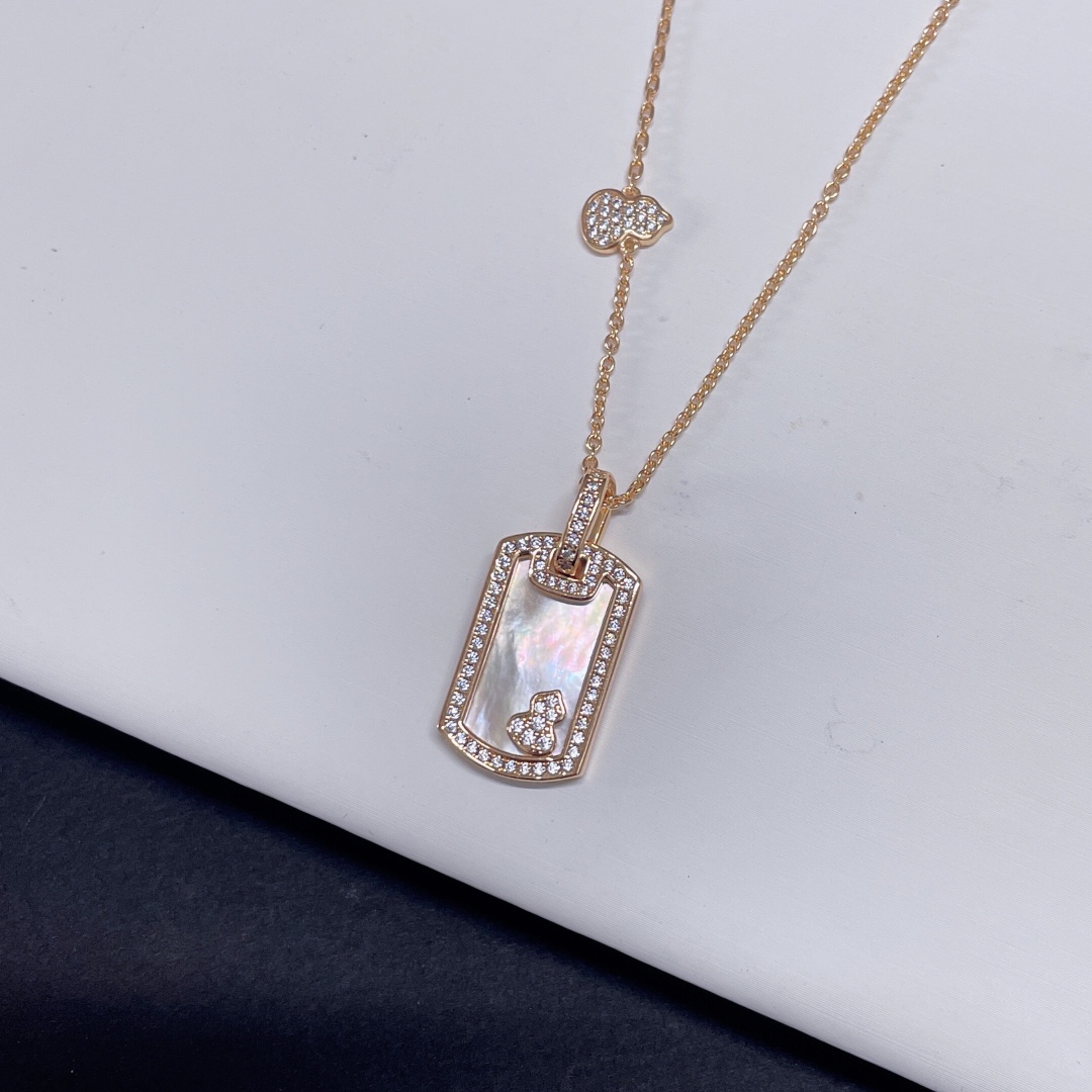 NO:669545,Qeeli*'s new Ping An Wu Shi brand Baibei rose gold necklace is super exquisite, 1 pair of 1 with trailer stones, completely fit and seamless, the word printing is clear and exquisite, ready for sale...88300,,necklace,Cardia high-end jewelry19860909Qeeli*新款平安无事牌白贝玫瑰金项链 超级精致,1对1配拖车石完全贴合无缝隙 字印清晰精致  现货……88300,,necklace,卡迪亚高端饰品,Jewelry
