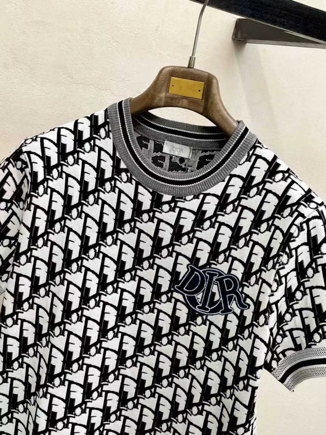 2026春夏新款男士顶级圆领针织短袖T恤，品牌最新设计元素！既不单调也不复杂,恰到好处的展现品味！客供定