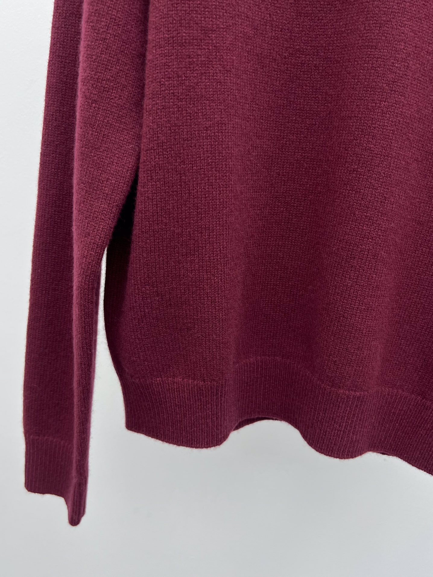 miumi*羊绒polo毛衣柔软的羊绒提升了这款Polo衫的简洁线条玩味男性衣橱的象征以现代风格重释Mi