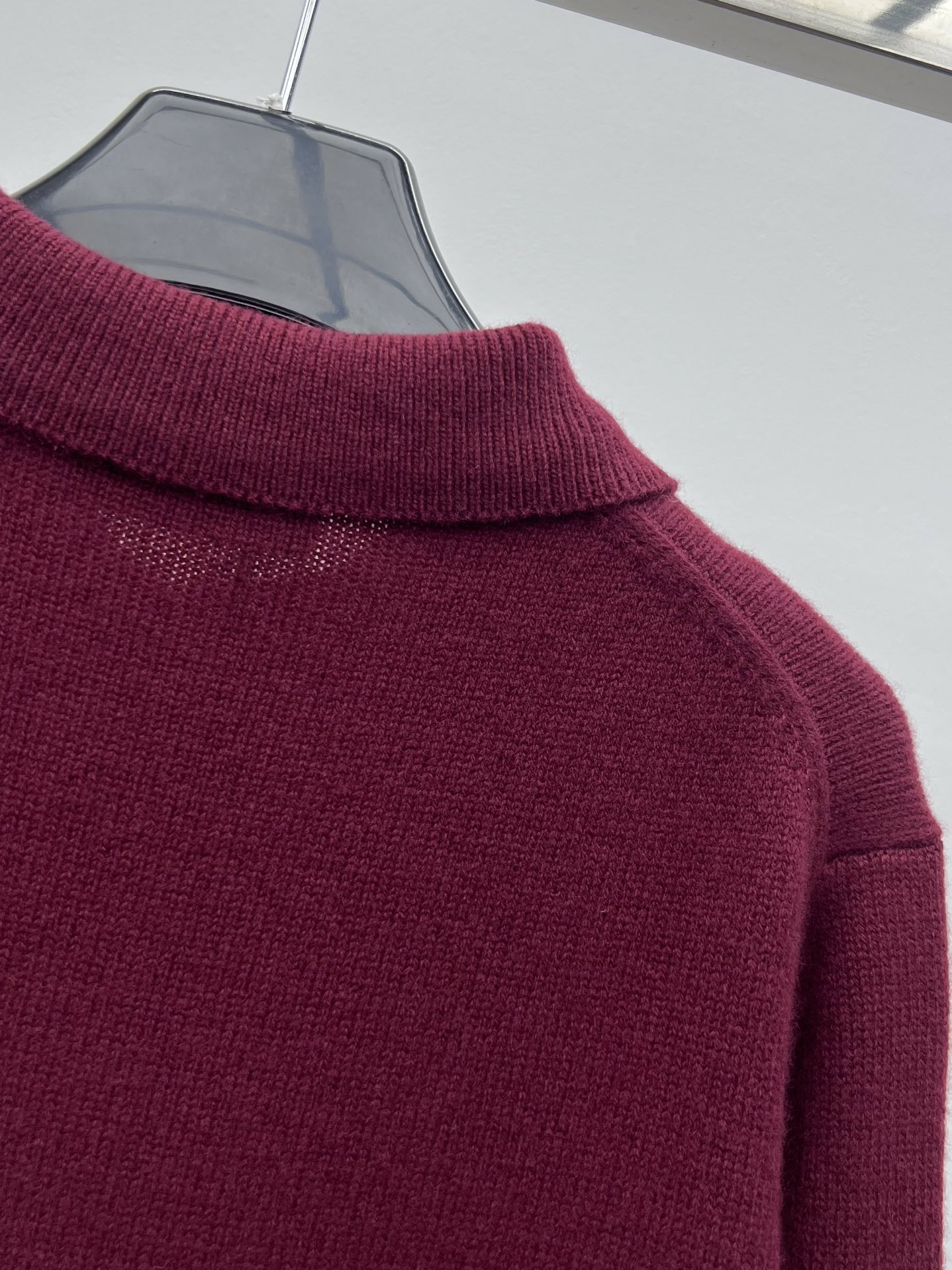 miumi*羊绒polo毛衣柔软的羊绒提升了这款Polo衫的简洁线条玩味男性衣橱的象征以现代风格重释Mi